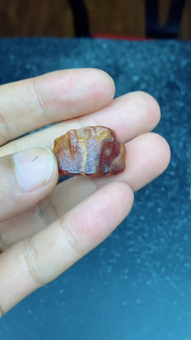 琥珀未镶嵌珠宝奇石在****蜂1