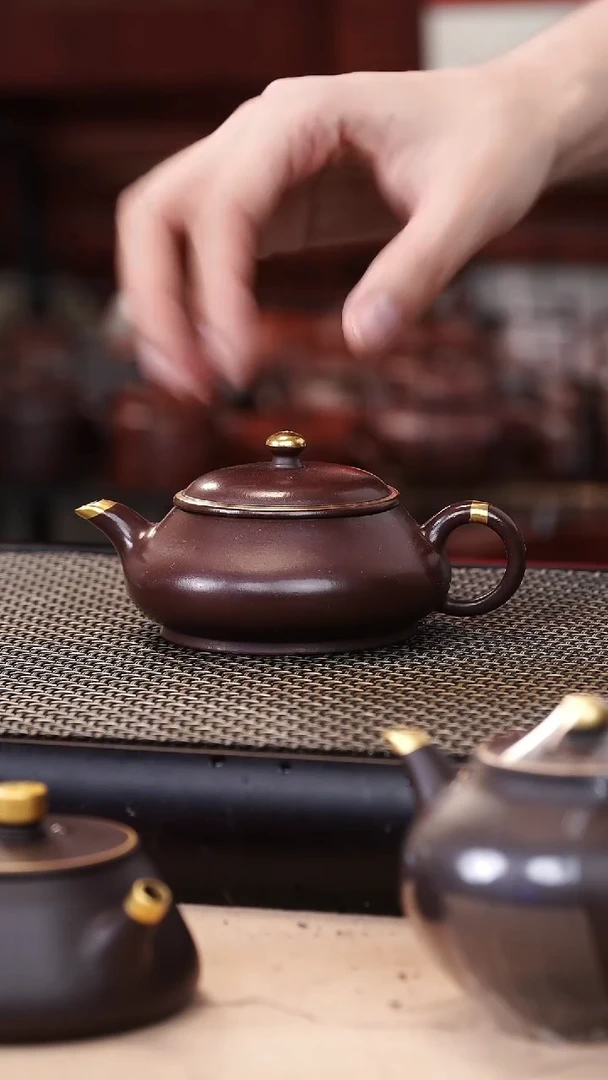 茶壶紫砂四号井茄皮紫泥描金明炉150cc
