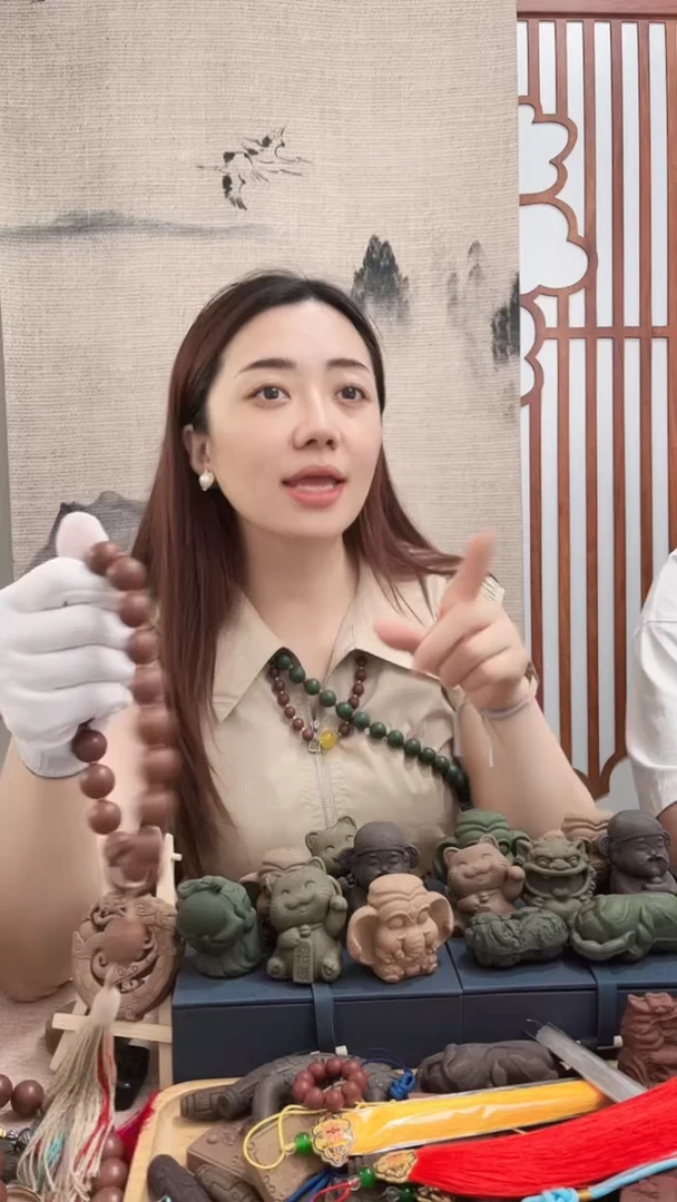泥塑红麝香方手持