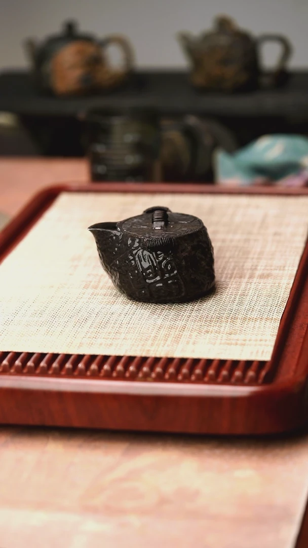 归玉堂冰碛岩重工雕刻透光饕餮宝瓶200CC