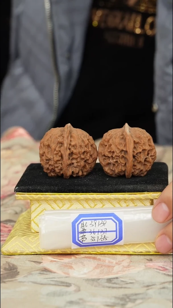 【闪购商品】文玩核桃把件非嫁接元宝有修