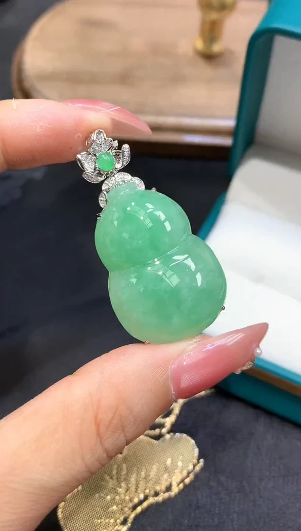 18K金镶嵌挂件翡翠葫芦