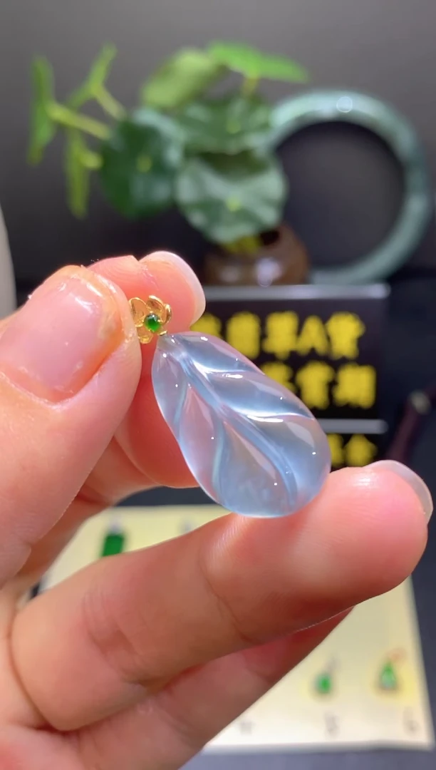 翡翠18K金镶嵌颈饰翡翠吊坠