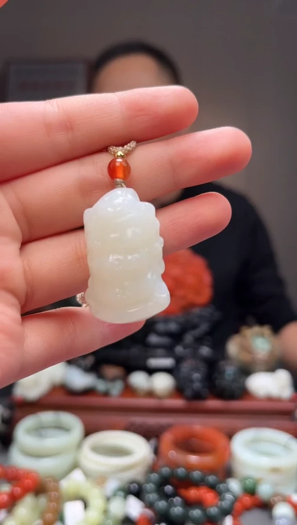 颈饰未镶嵌和田玉吊坠