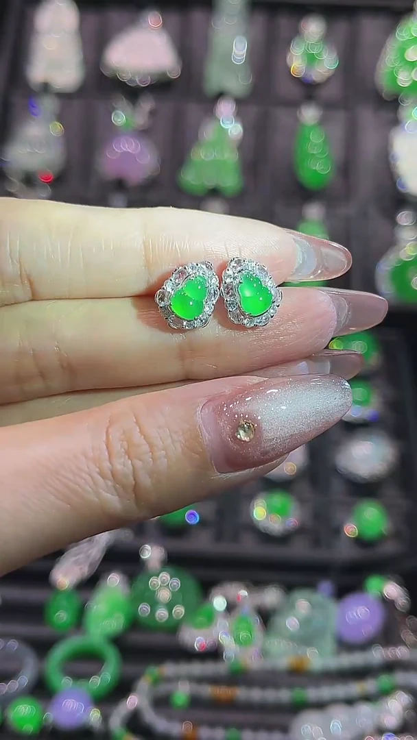 18K金镶嵌翡翠耳饰耳钉