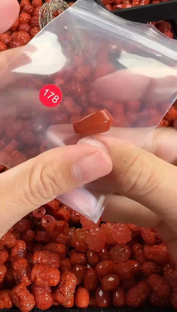 颈饰未镶嵌南红玛瑙1