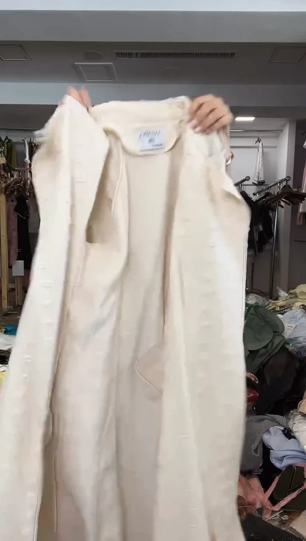 风衣外套M码       120斤