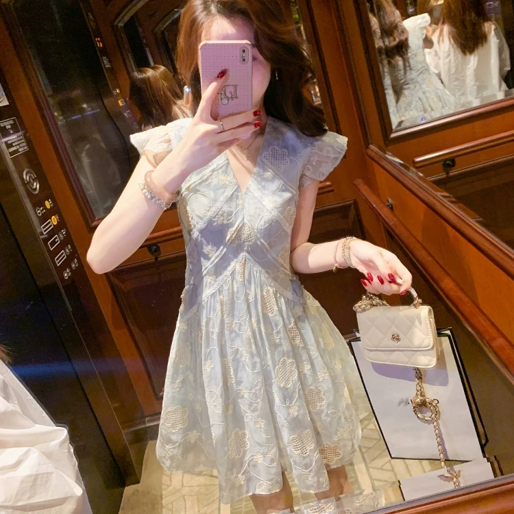 25夏季新款v领镂空显瘦气质法式收腰百搭裙子夏天穿搭名媛连衣裙