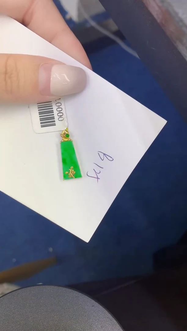 颈饰18K金镶嵌翡翠缅甸天然翡翠A货