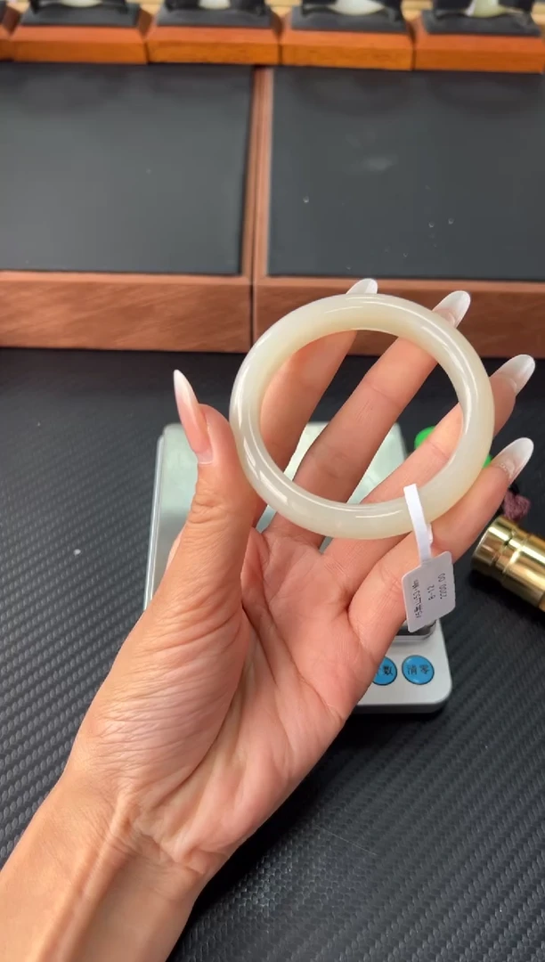 未镶嵌手镯和田玉黑山微色差53+