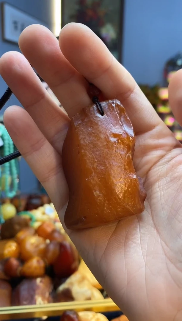 未镶嵌颈饰琥珀红吊坠