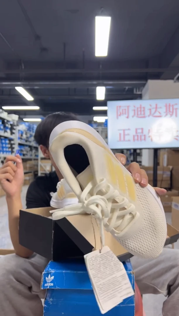 瑕疵阿迪达斯运动鞋38码污渍6656
