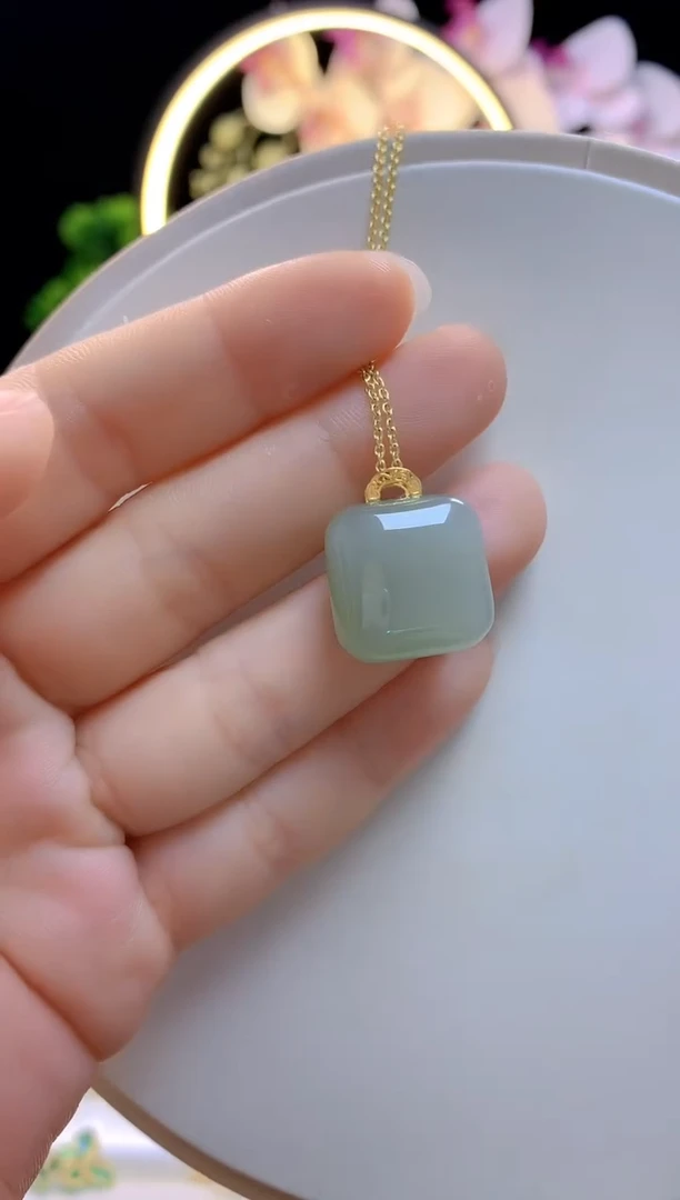 和田玉18K金镶嵌吊坠(赠链)方糖吊坠