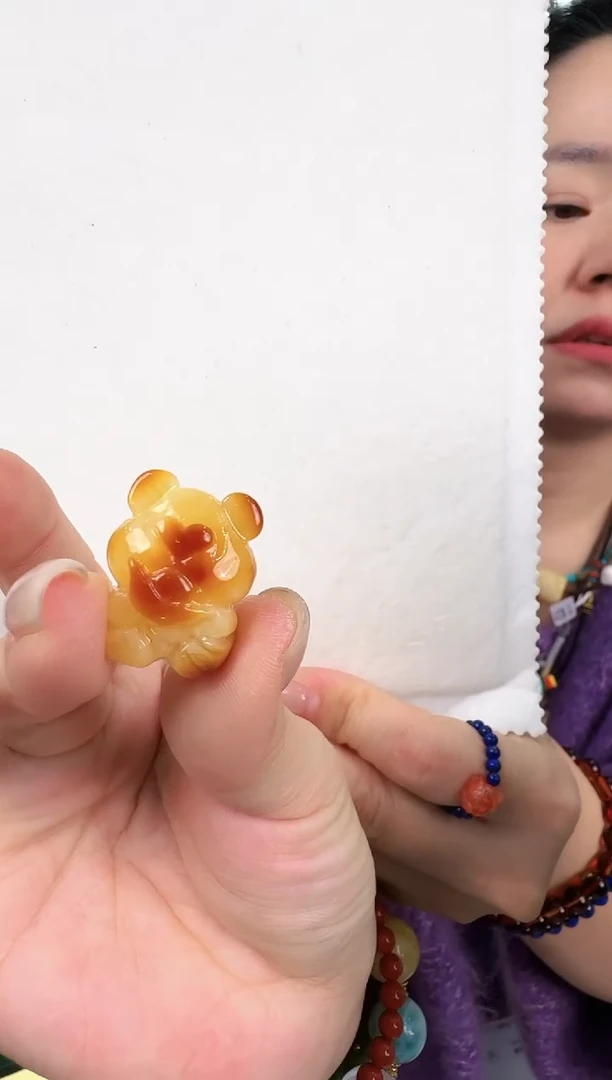 蜜蜡吊坠(赠链)未镶嵌佟*兔精美的吊坠