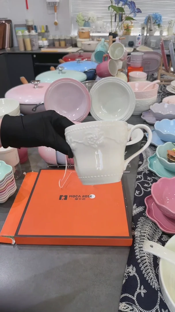 【闪购商品】瓷1个浮雕草莓陶瓷马克杯300ml奶油白