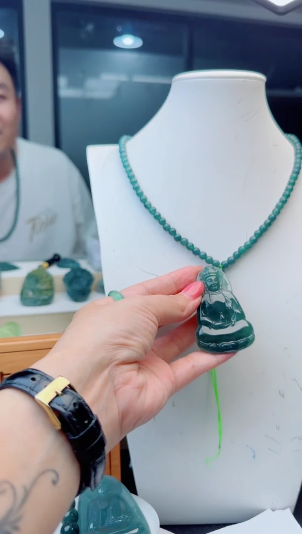 翡翠未镶嵌颈饰多样性发货其中一件
