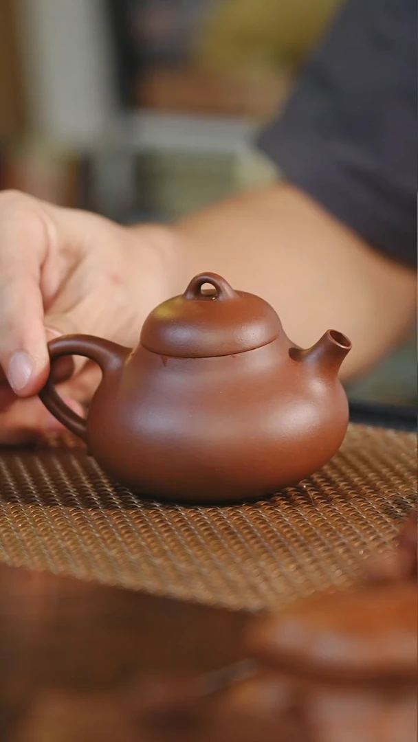 茶壶紫砂茄瓜 150CC 大红泥 宜兴手工原矿紫砂壶