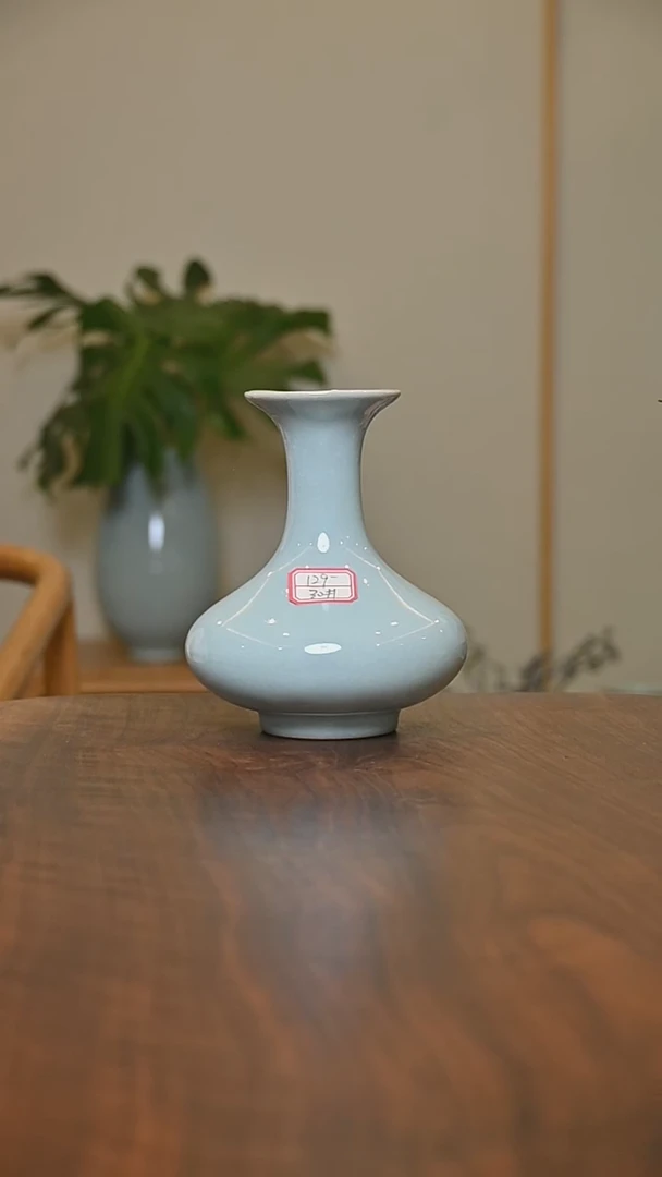 30#竹节瓶 天青 微瑕 无款