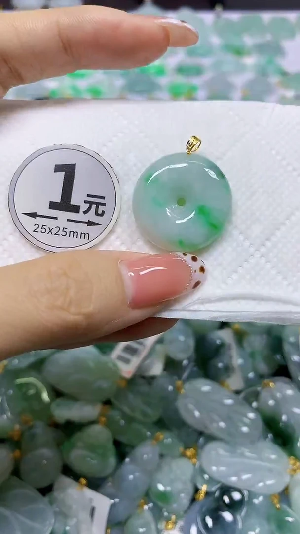 颈饰18K金镶嵌翡翠天然翡翠A货