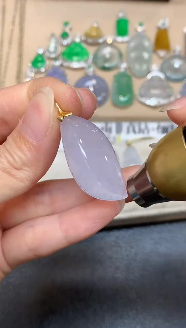 颈饰18K金镶嵌翡翠随形【无服务费