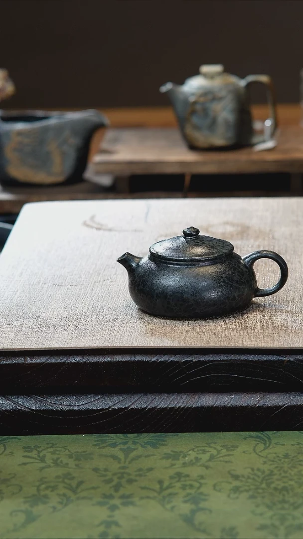 归玉堂冰碛岩重工雕刻豹纹办了一张寒江壶200cc