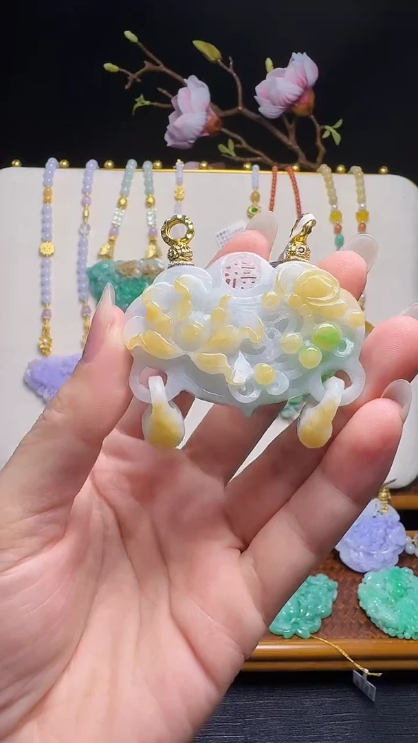 翡翠未镶嵌颈饰蝶恋花