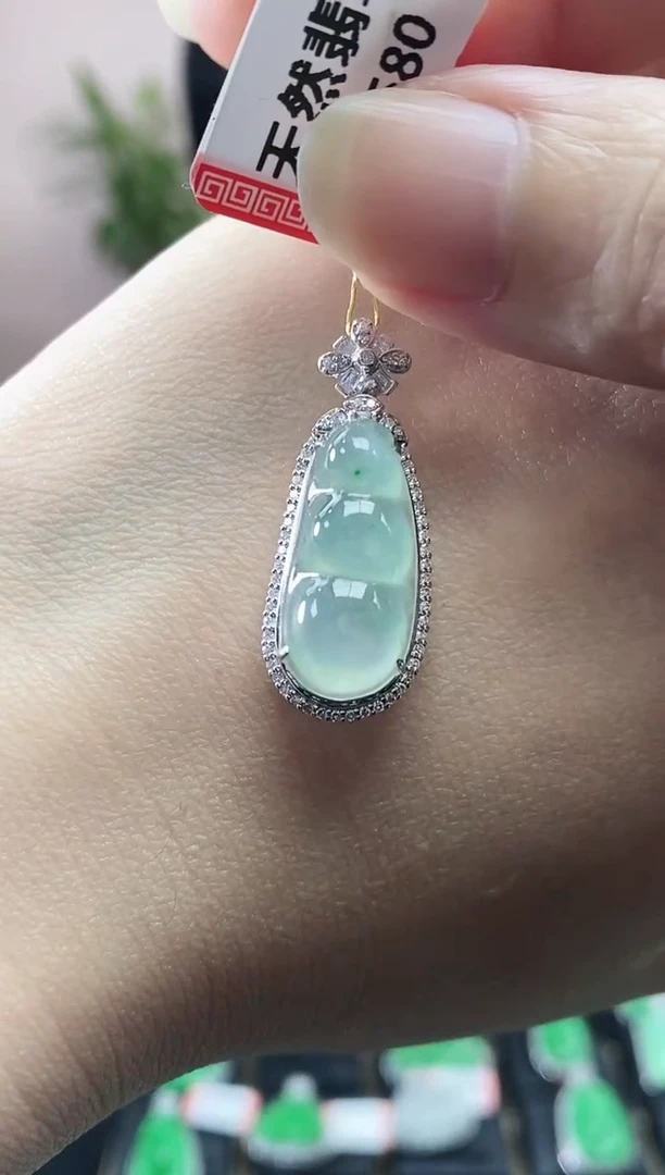 颈饰18K金镶嵌翡翠豆子