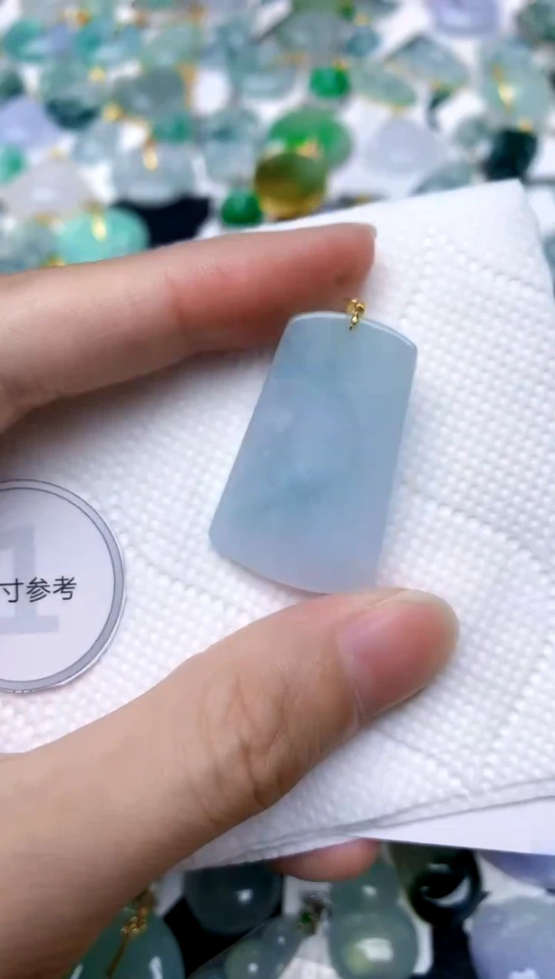 颈饰18K金镶嵌翡翠天然A货翡翠