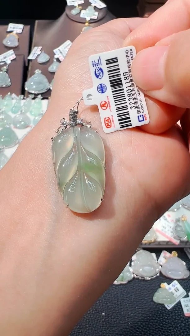 翡翠18K金镶嵌颈饰叶子吊坠1189