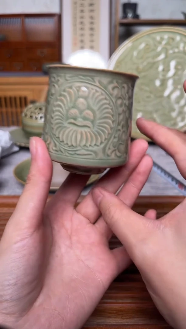 瓷器秘色菊纹束口杯 微瑕