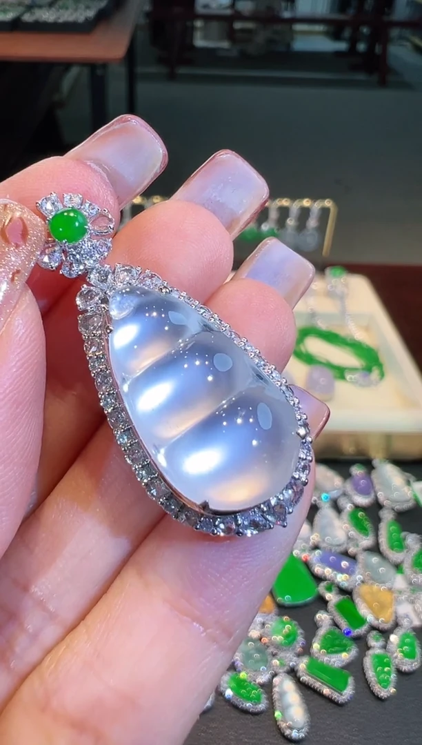 【闪购商品】翡翠吊坠(不含链)18K金镶嵌翡翠