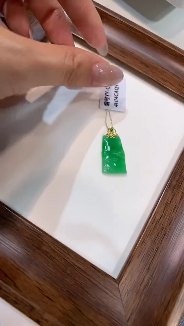 颈饰18K金镶嵌翡翠竹节