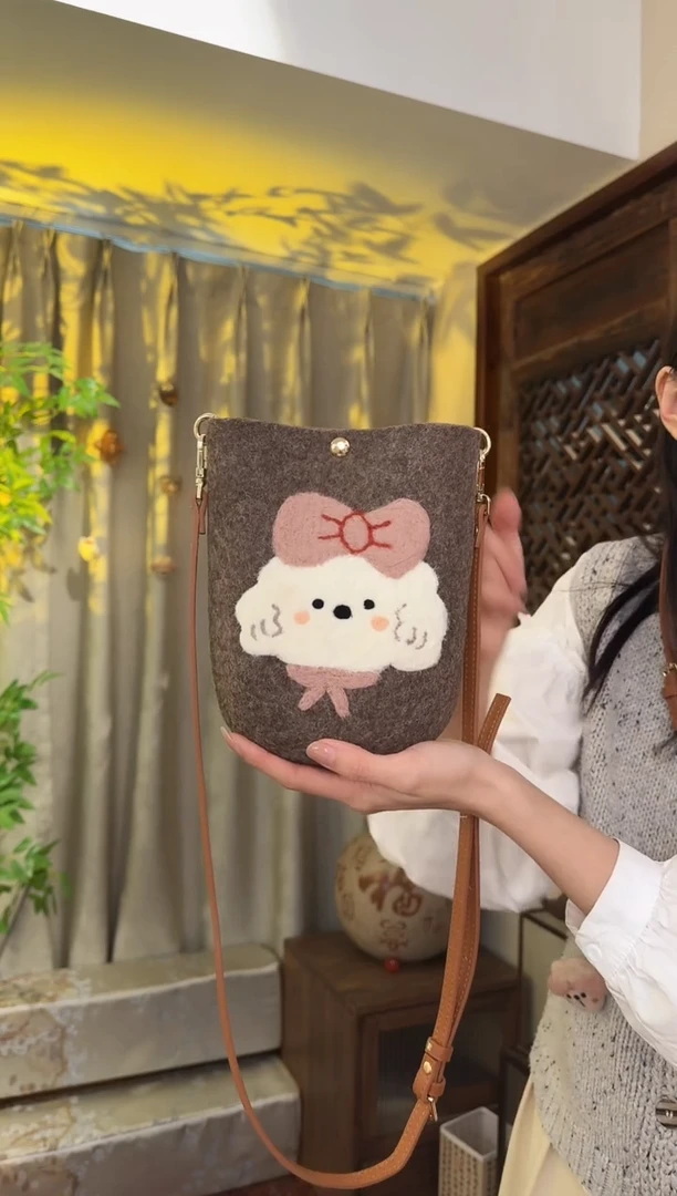 羊毛非遗纯手工包  手机包小狗