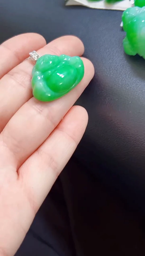 颈饰18K金镶嵌翡翠红佛