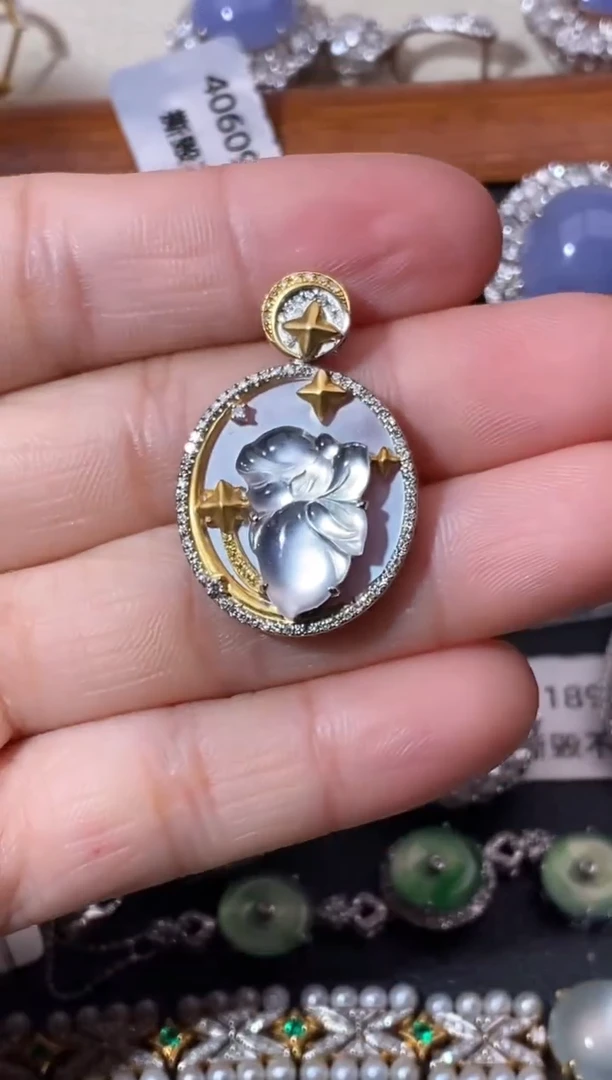 翡翠18K金镶嵌颈饰吊坠