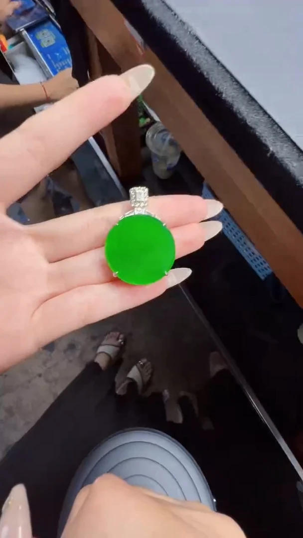 未镶嵌定制翡翠翡翠A货有轻微色差属于正常现象，圆牌多样性发货1