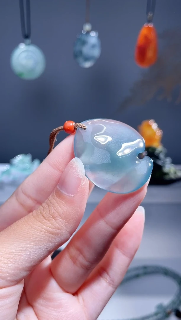 翡翠未镶嵌颈饰随形