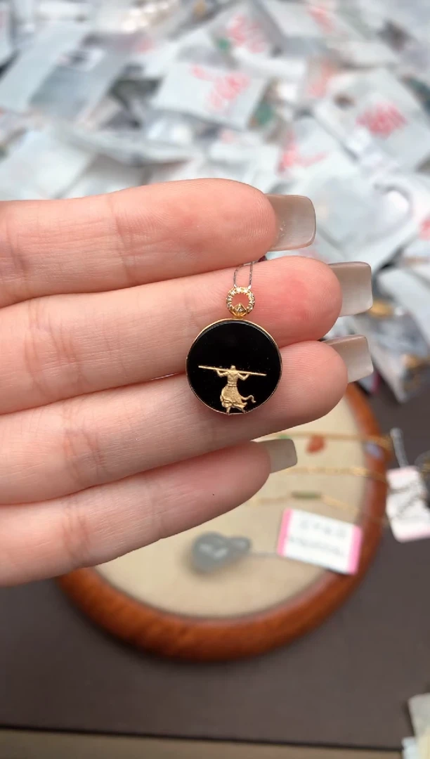 18K金镶嵌挂件翡翠一