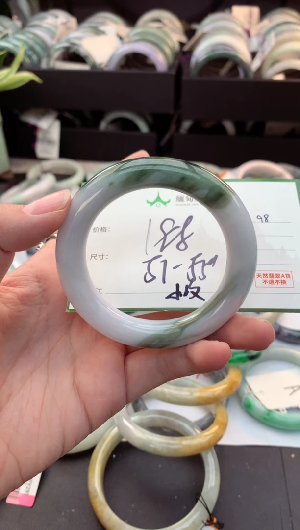 定制翡翠未镶嵌毛货需精细抛光+多人