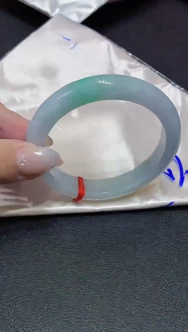 翡翠手镯未镶嵌翡翠手镯