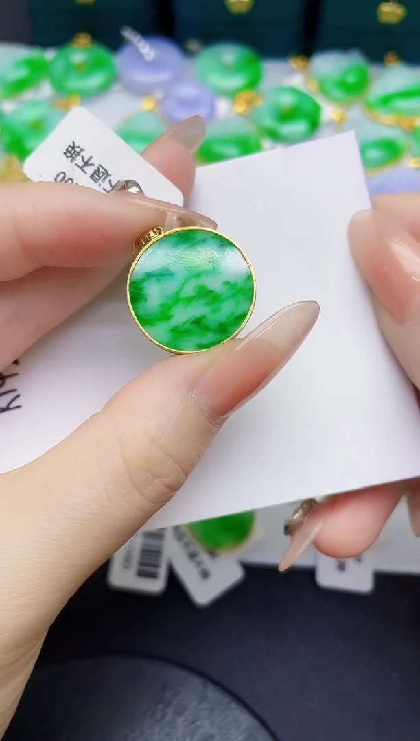 颈饰18K金镶嵌翡翠缅甸天然翡翠A货