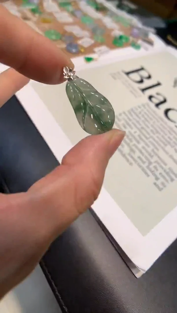 颈饰18K金镶嵌翡翠叶子