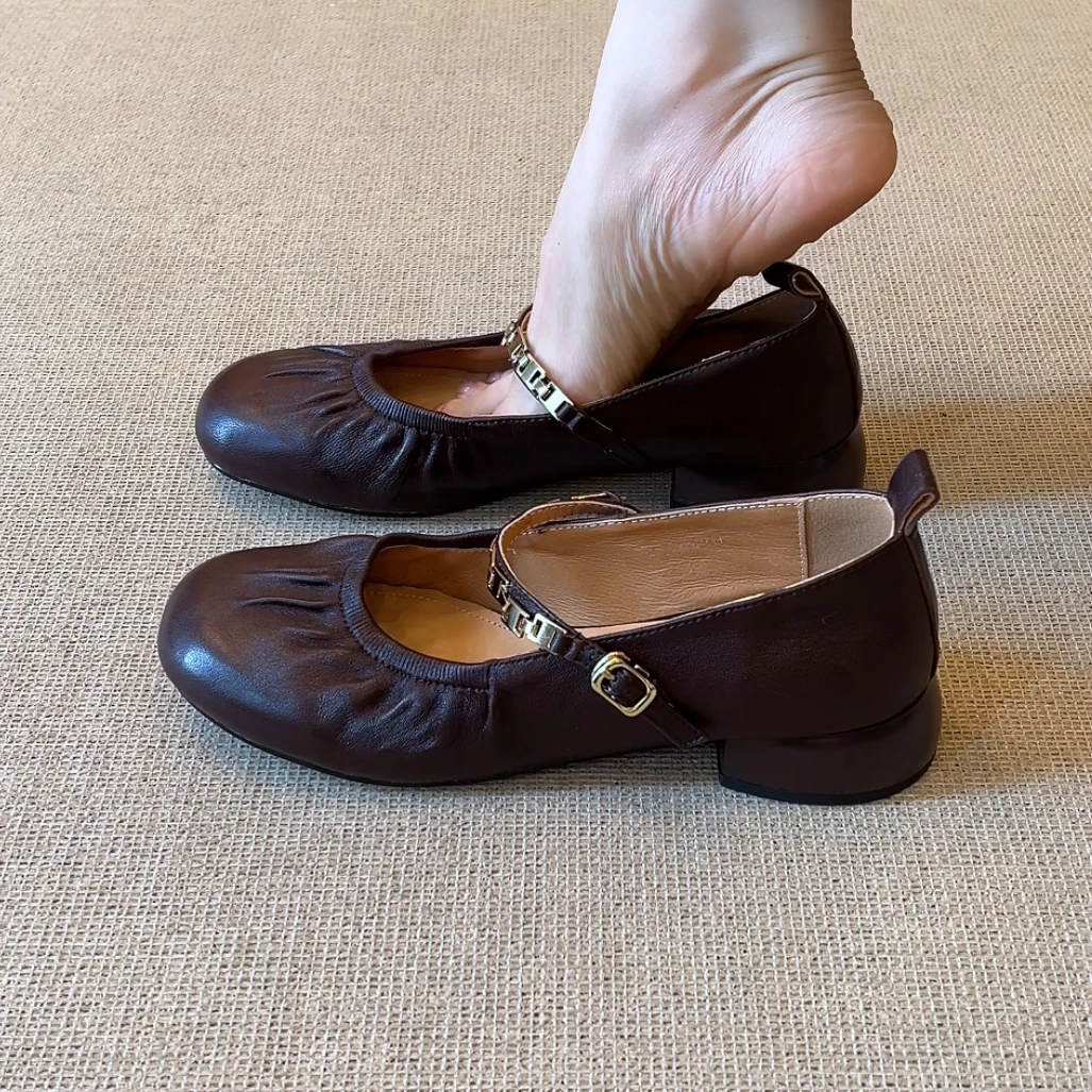 RubyL/3cm简约复古风金属链一字扣带圆头褶皱纯色浅口粗跟单鞋