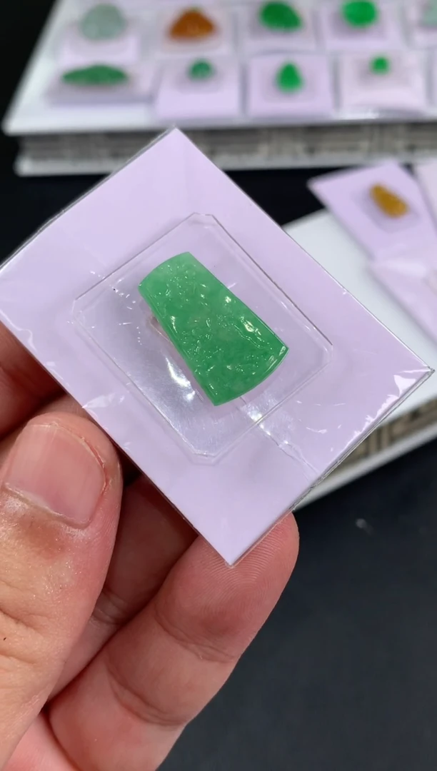 未镶嵌定制翡翠童**咪翡翠