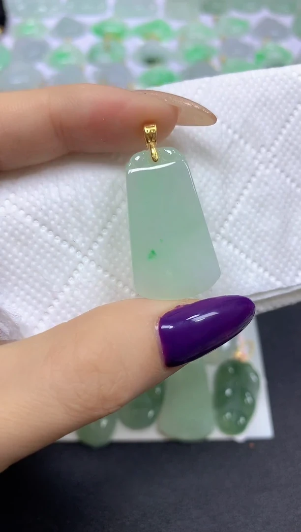 颈饰未镶嵌翡翠