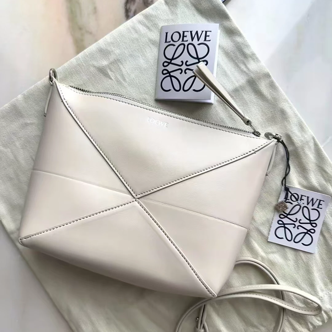 95新 LOEWE/罗意威 青奢荟/罗意威白色几何折叠斜挎包/展会/83963