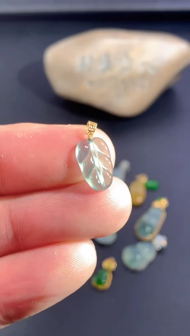 颈饰18K金镶嵌翡翠