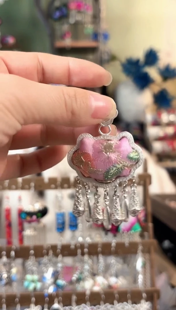 彩云南阁非遗老绣苗银饰品166