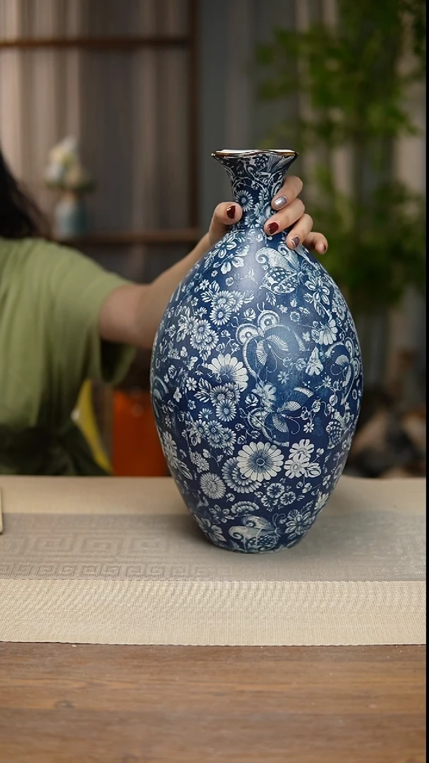 异形花器青花瓷蝶恋花保龄球瓶