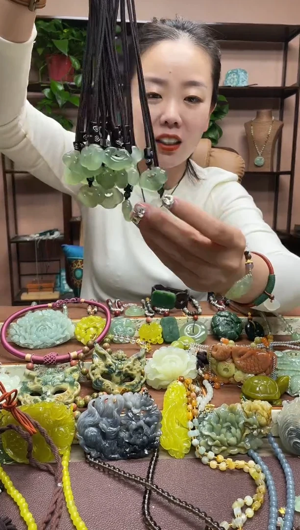 未镶嵌岫玉颈饰多样性发货发其中之一